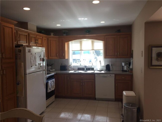 Building Photo - 93 Cos Cob Ave