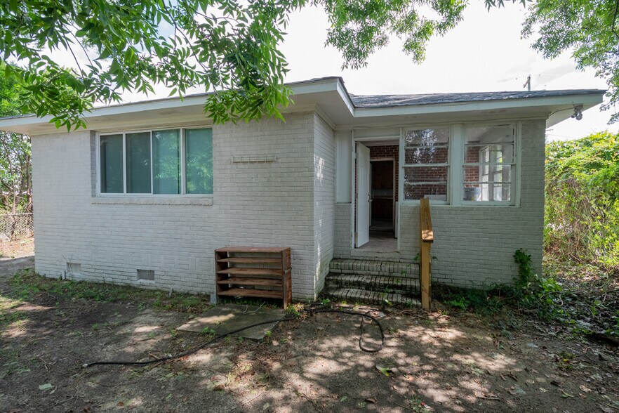 Building Photo - 1313 Hamrick St