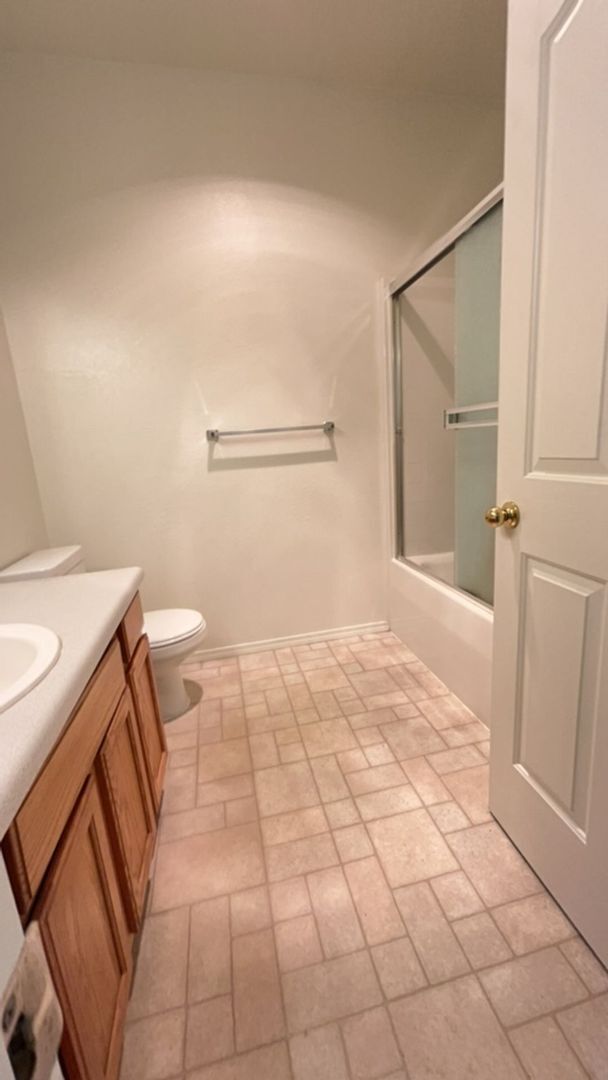 Building Photo - 3 Bedroom 2 Bath Downstairs Apartment
