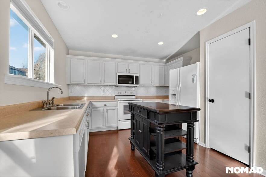 Building Photo - 454 E 77th Pl