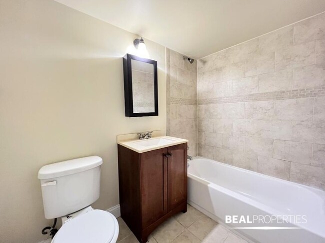 Building Photo - 0 bedroom in CHICAGO IL 60610
