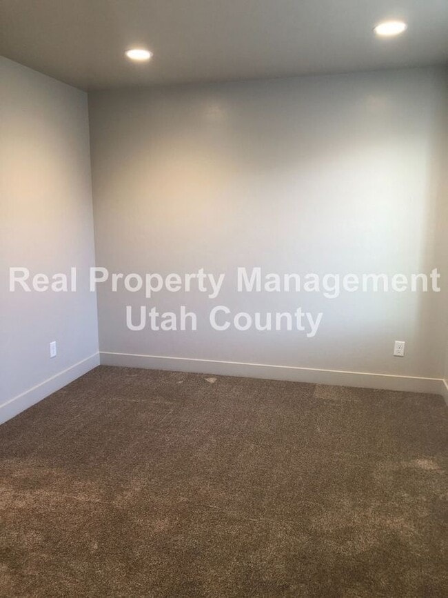 Building Photo - 189 610 S