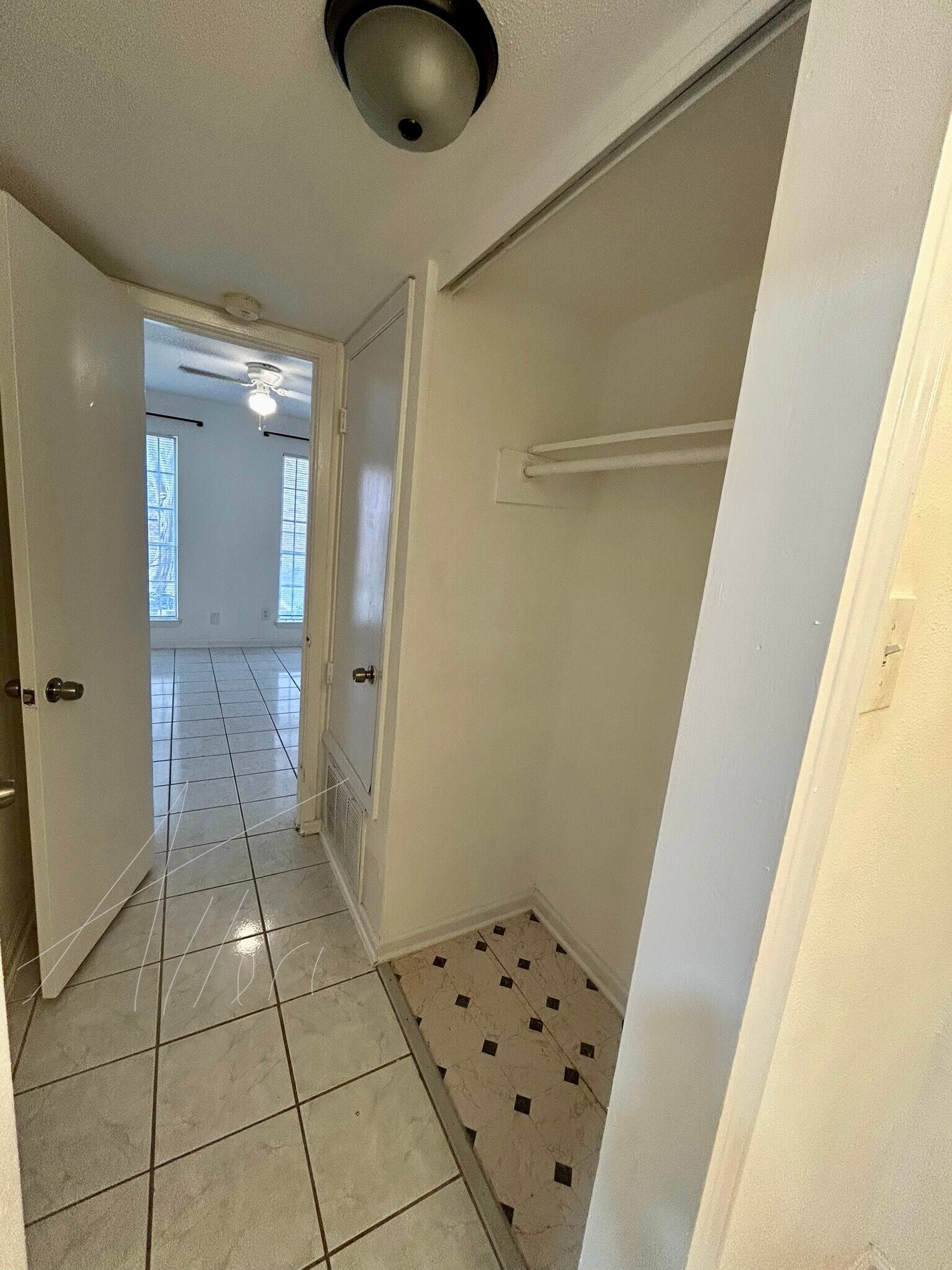 Building Photo - 201 W Rosamond St