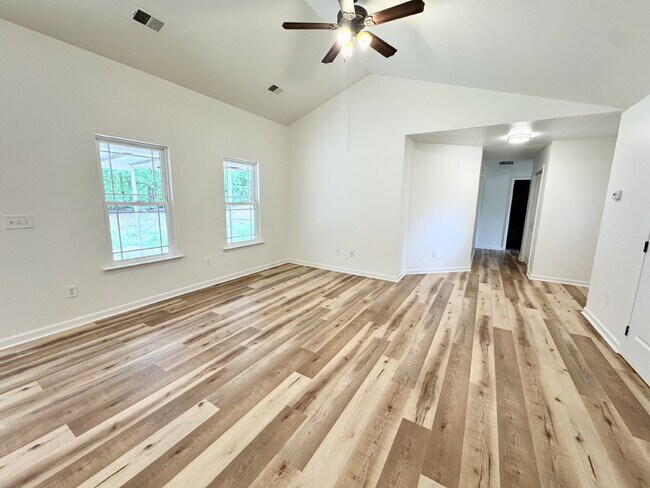 Building Photo - 3 Bedroom, 2 Bath w/ Immediate Availability in Walhalla