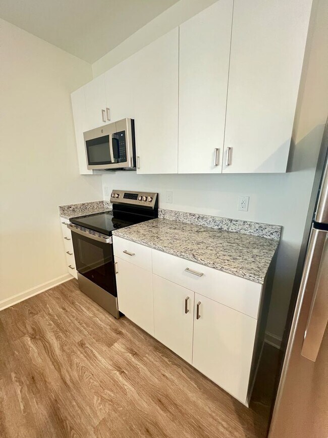 Building Photo - Beacon Landing - Brand New! 2bd, 2ba, private extra large screened porch and elevator!