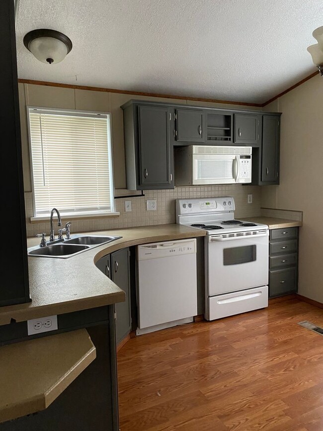Building Photo - Two Bedroom 1 Bath Mobile