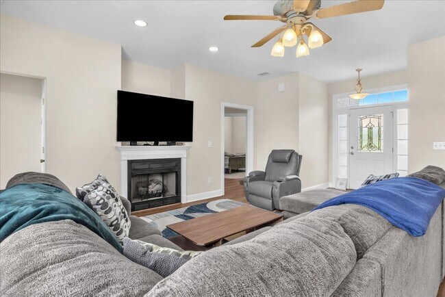 Building Photo - 38 Castle Bay Dr
