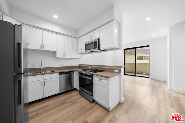 Primary Photo - 5612 Lexington Ave