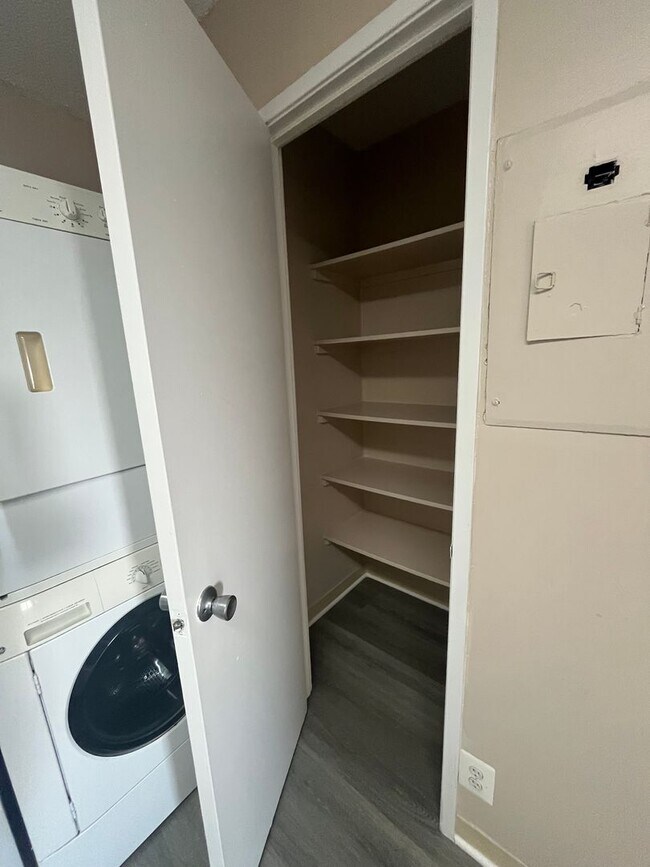 Building Photo - 203 Yoakum Pkwy