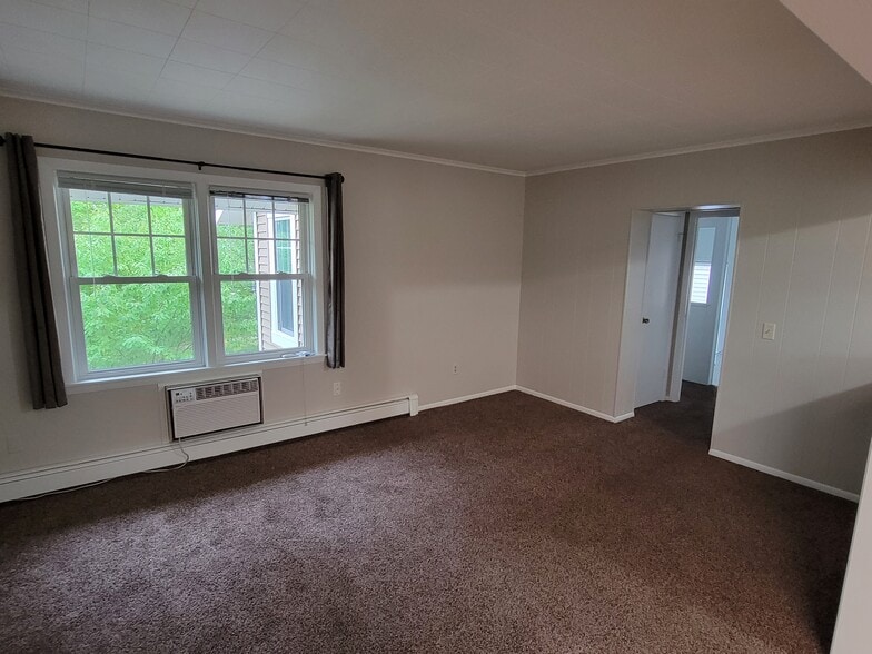 Family room - 308 Lewis St S
