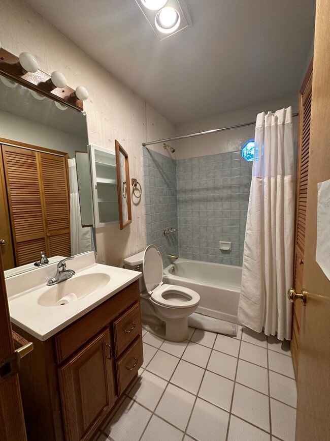 Building Photo - Great End Of Street location -  3 bedroom,...