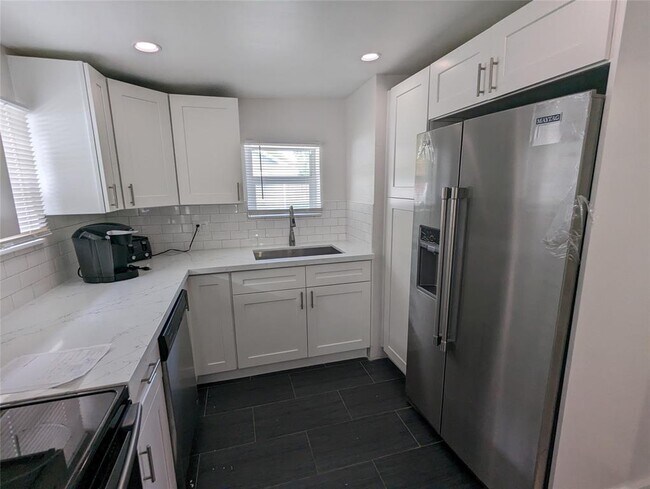 Building Photo - 1201 N Andrews Ave