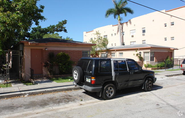Building Photo - Villa La Nina