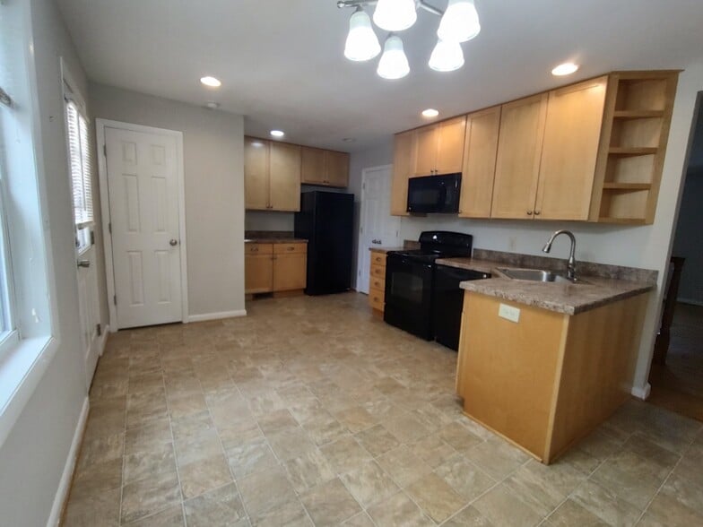 Building Photo - 908 Athens Dr