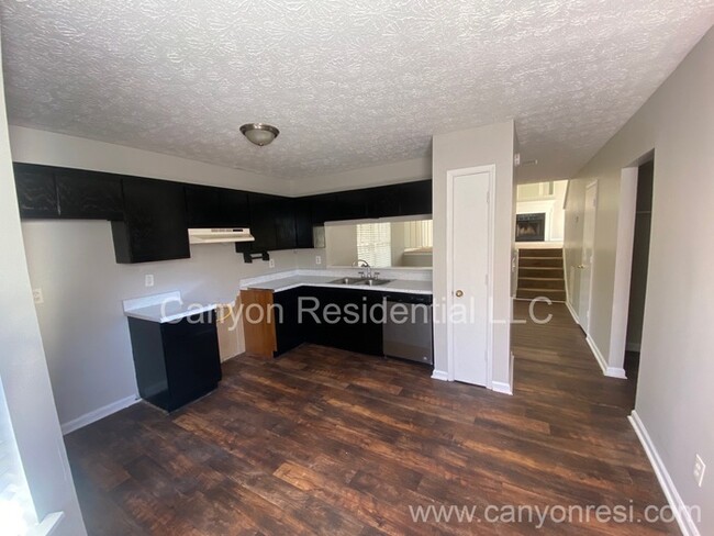 Building Photo - Recently Renovated!!Beautiful 3BR home.