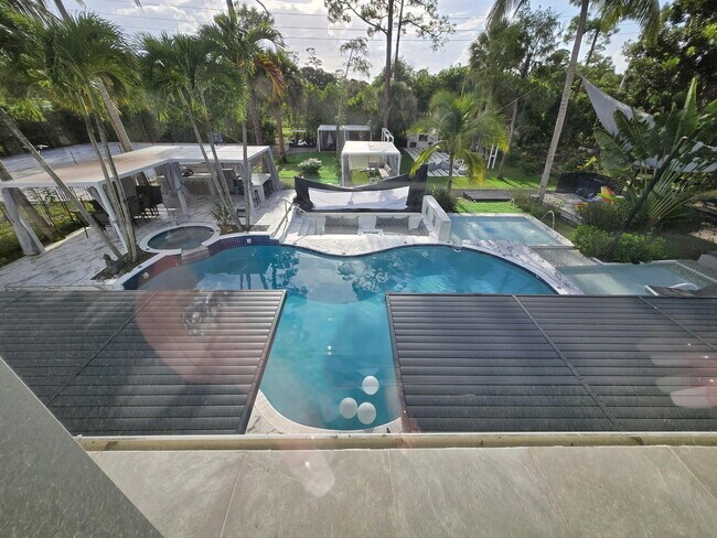 Building Photo - 377 Squire Dr