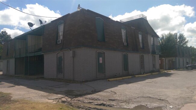 Building Photo - 6215 Tierwester St