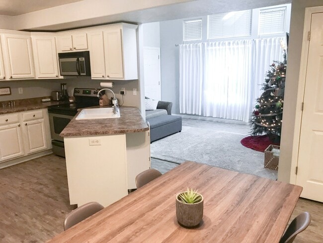 Building Photo - 3 bedroom, 2 bath townhome, end unit, grea...