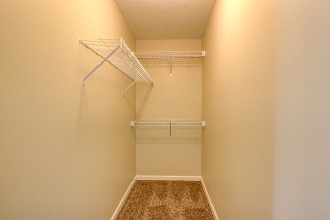 Building Photo - Sweet 3 bed 2 bath clost to post and I-24.