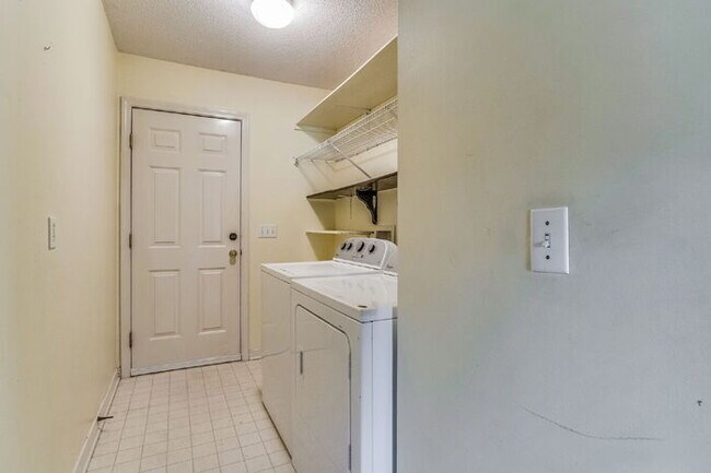 Building Photo - Welcome to your dream home! This stunning 4-bedroom, 3-bathroom residence is perfectly situated n...