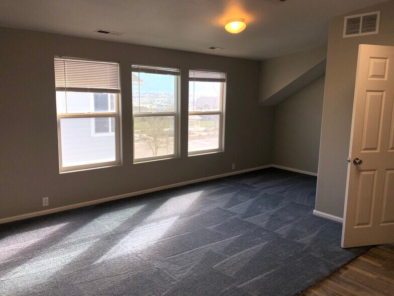 Living Area - 2264 Saint Paul Dr