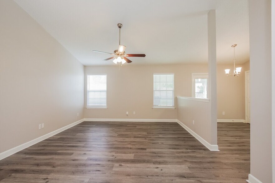 Building Photo - 533 River View Dr