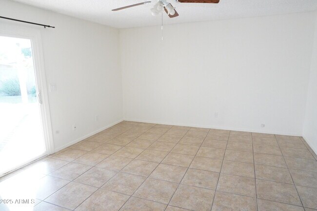 Building Photo - 2535 E Maryland Dr