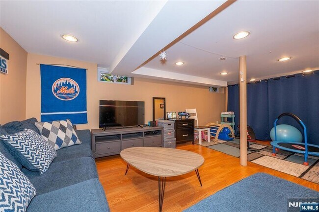 Building Photo - 16-15 Well Dr