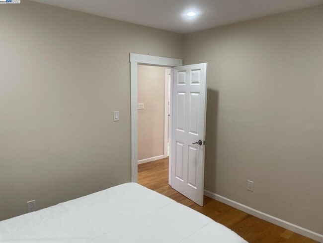 Building Photo - 586 39th Ave