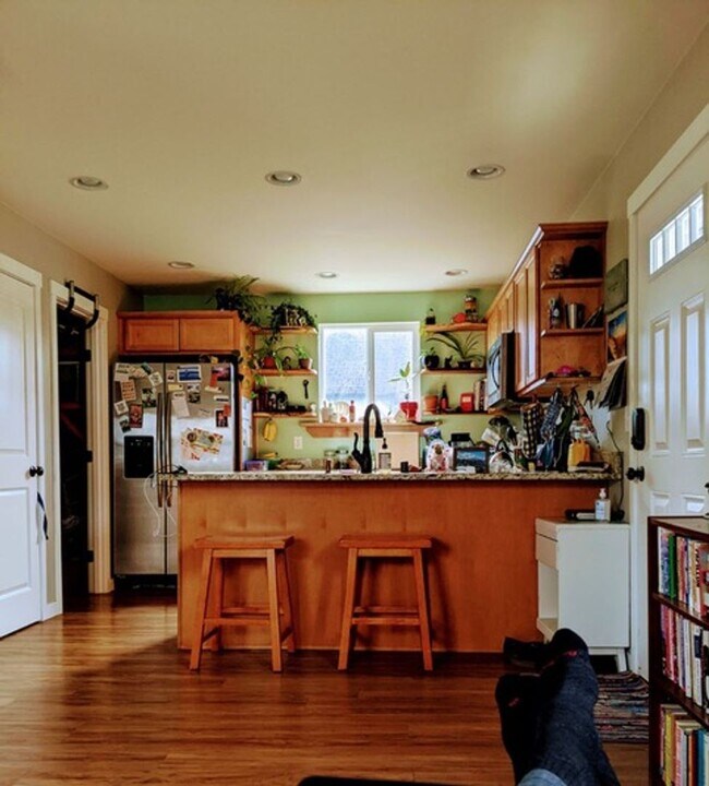 Available Now! 2 bdrm/1.5 bath in Roosevel... 2516 Undine St