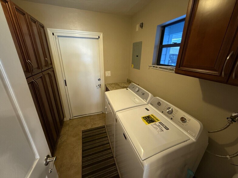 Building Photo - 790 E Gilchrist Ct