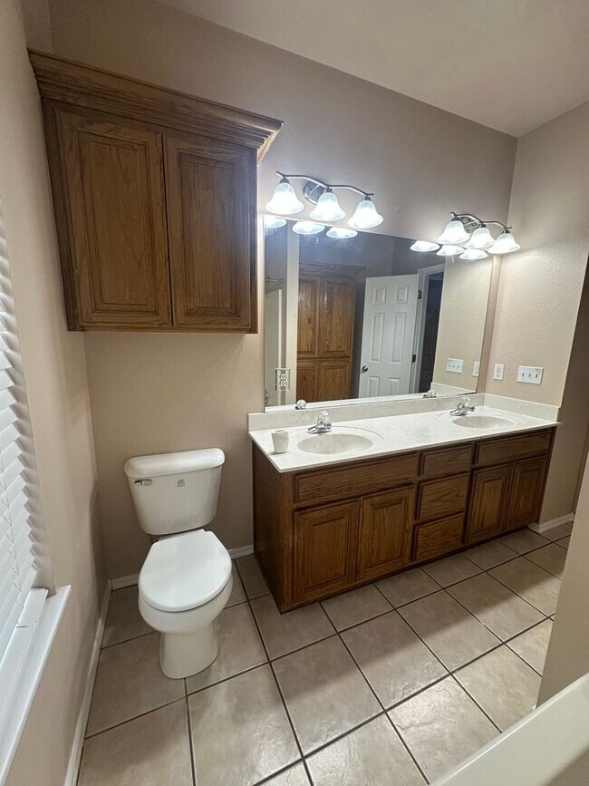 Building Photo - 2504 Thomas Dr