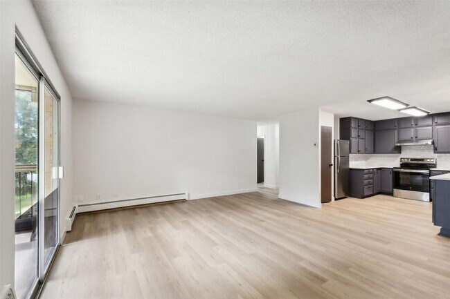 Building Photo - (55+) Newly Renovated 2br Condo in the Hea...