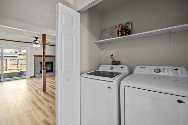 Building Photo - Charming 2 Bed, 2.5 Bath Townhouse for Rent in Virginia Beach!