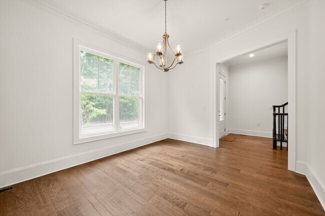 Building Photo - 4 bedroom 4.5 bath townhouse @ Midtown!
