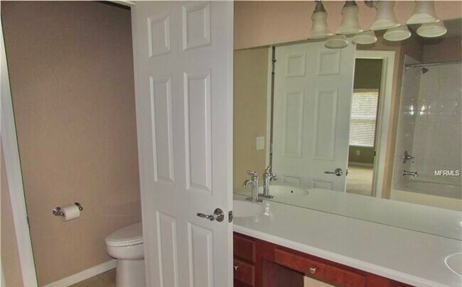 Building Photo - Beautiful 3 Bed 2.5 Bath Gated Townhome fo...