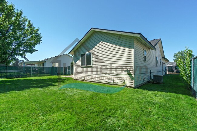 Building Photo - 3 Bedroom 2 Bathroom Home with Attached 2 Car Garage Available in Coeur d'Alene!