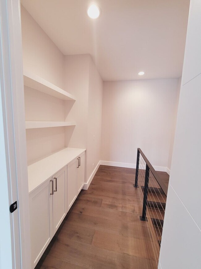 Building Photo - Luxury Downtown Townhome