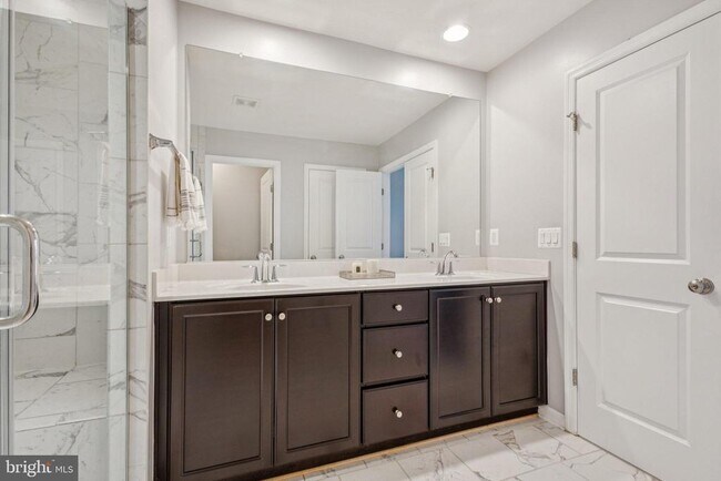 Building Photo - 805 Basswood Dr