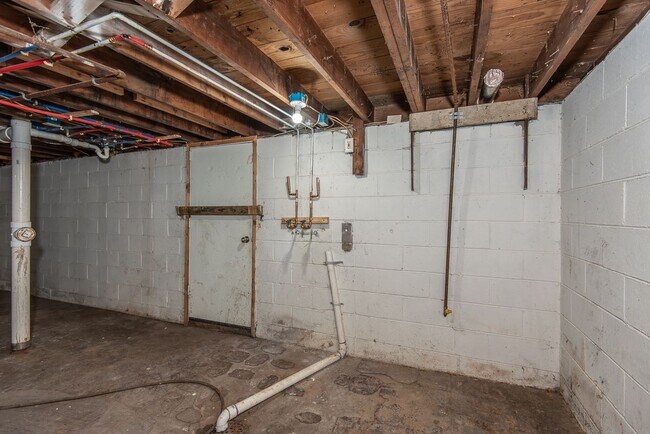 Building Photo - 6325 Jefferson Ave