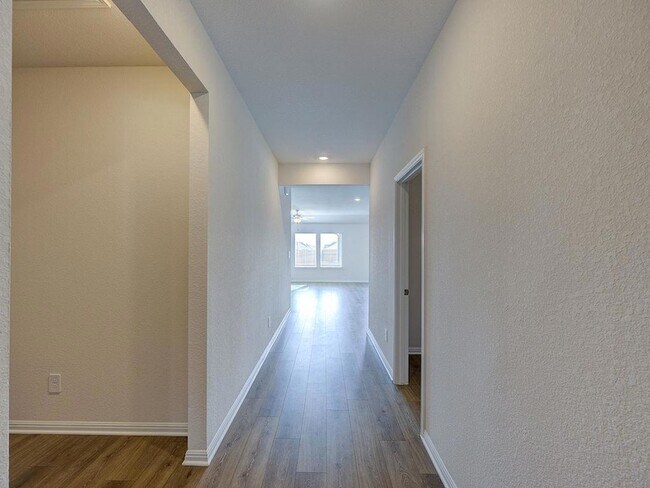 Building Photo - 112 Holmby Dr