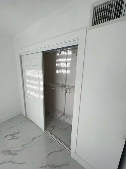 Building Photo - 4250 SW 67th Ave