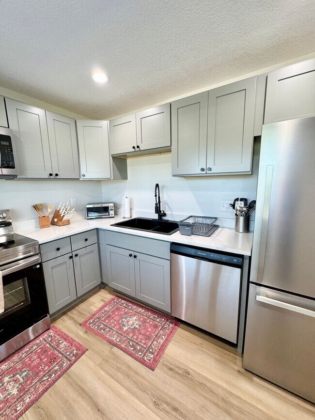 Building Photo - Fully Furnished Down Town Clermont Short T...