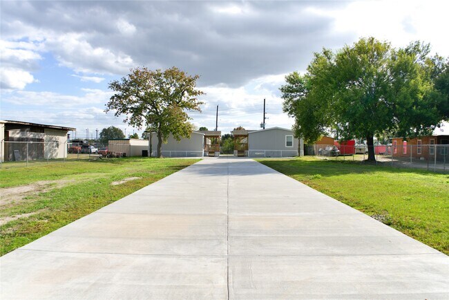 Building Photo - 5323 Green Ln