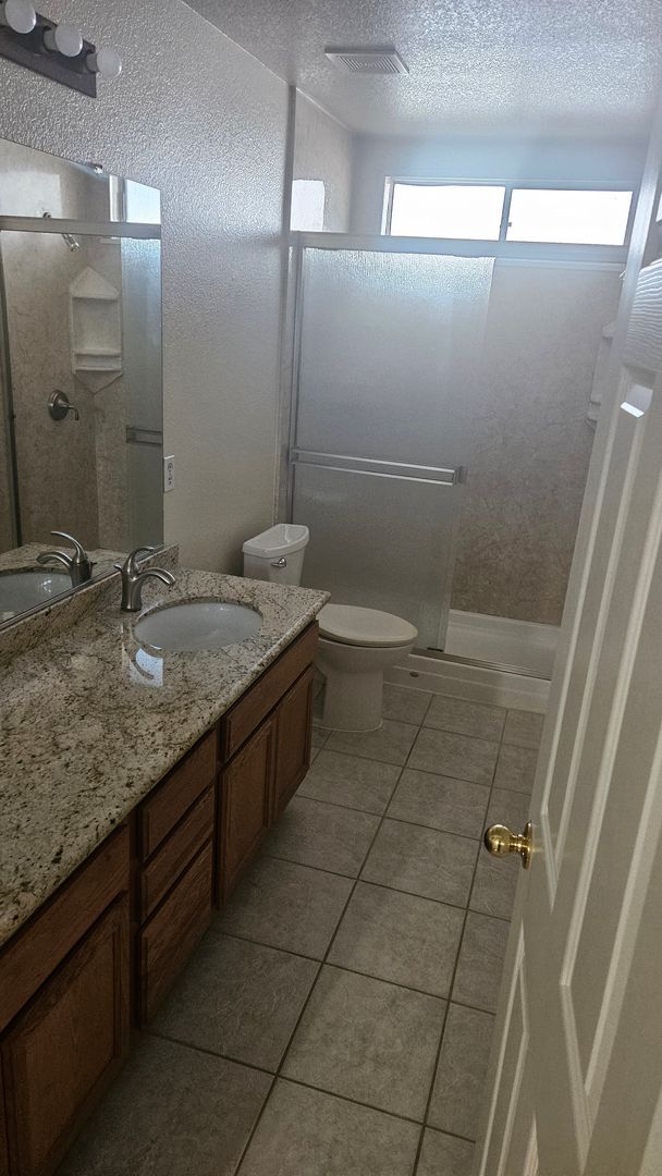 Building Photo - 4 Bedroom 2 bath Large home available Now!