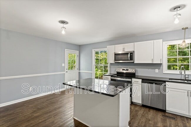 Building Photo - 305 Golf Course Dr