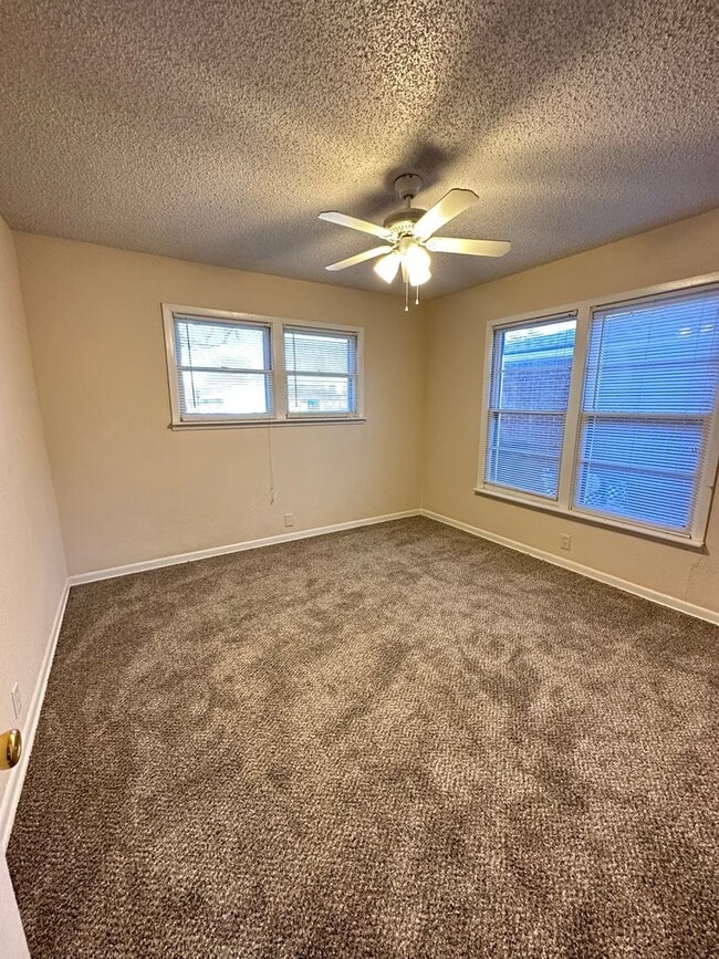 Building Photo - 3/2 with huge backyard and bonus living room