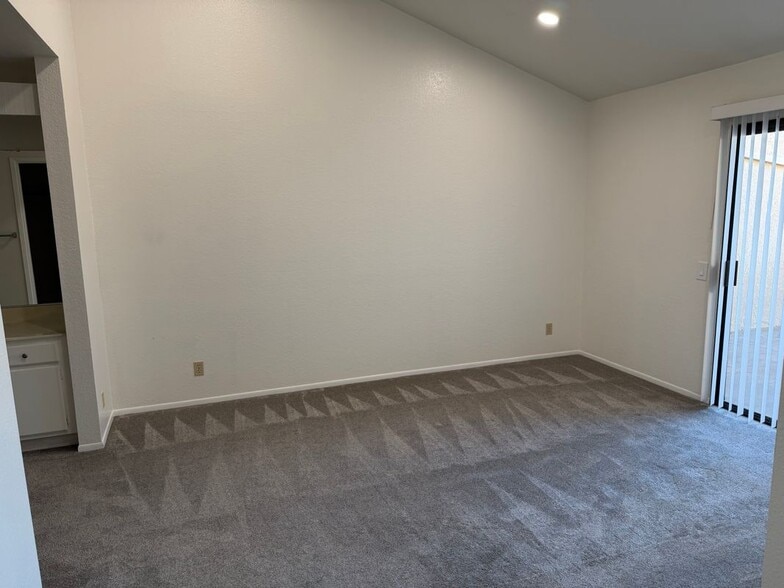 Building Photo - 4791 Lago Dr
