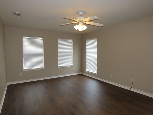 Building Photo - Stunning 3 Bedroom, 2 Story w/Bonus Room in South Tyler!