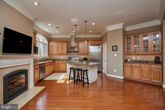 Building Photo - 7023 Little Leaf Linden Ln